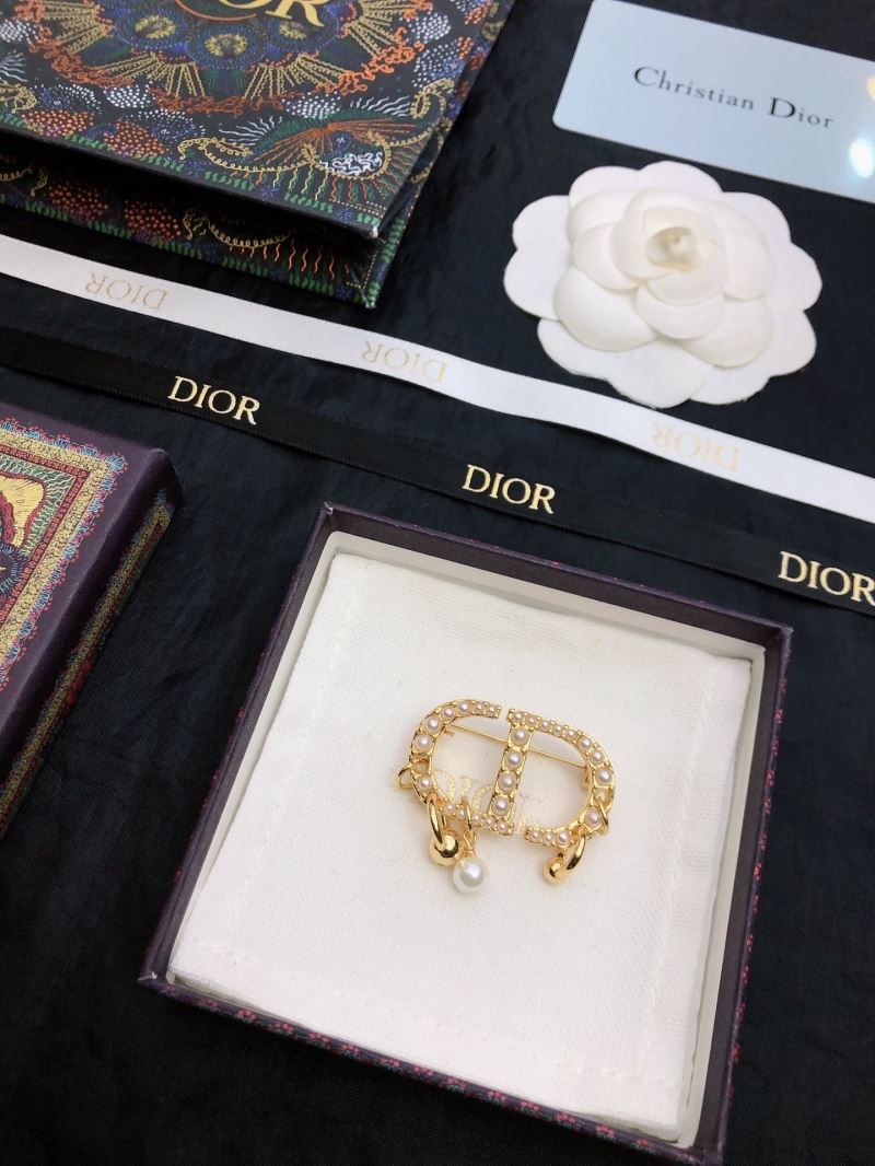 chr1st1an D10r brooches